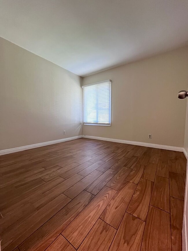 Building Photo - SINGLE STORY 3 BR/ 2 HOME WITH 2 CAR GARAGE