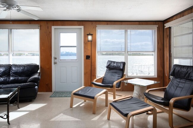 Building Photo - 3 Bedroom 2 Bathroom on the water