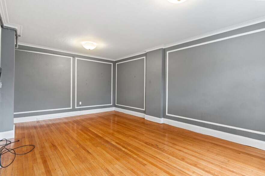 Building Photo - 1450 Beacon St