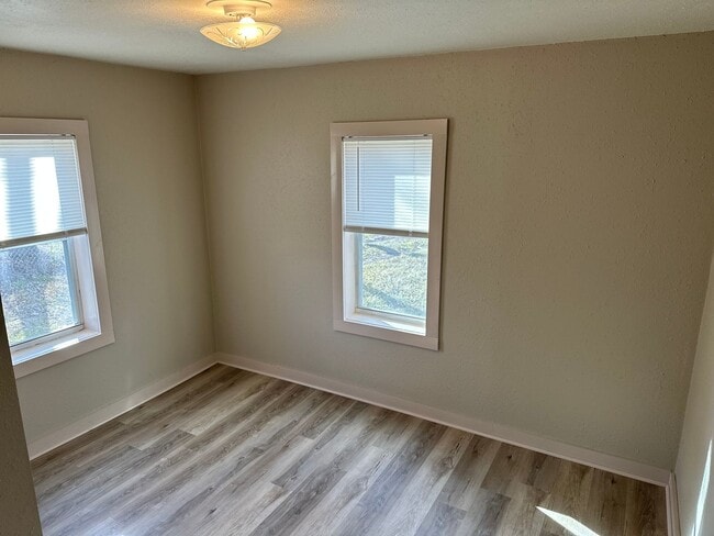 Building Photo - 2 Bedroom, 1 Bathroom Home with large backyard, near Downtown Springdale