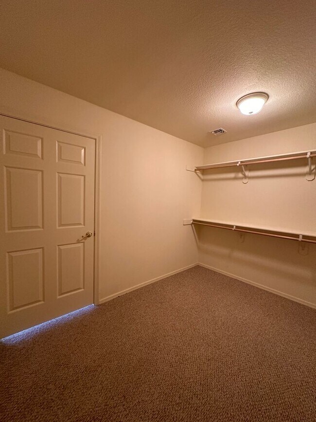 Building Photo - Beautiful 3 Bed / 2 Bath Home Backing to Cerbat Cliffs Golf Course!