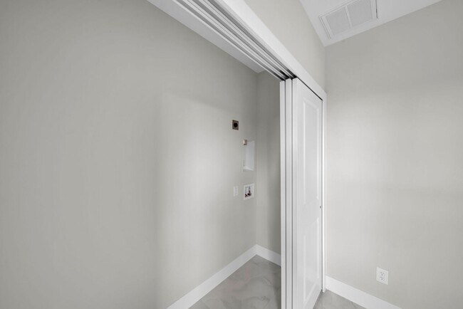 Building Photo - 462 Lampion Ave S