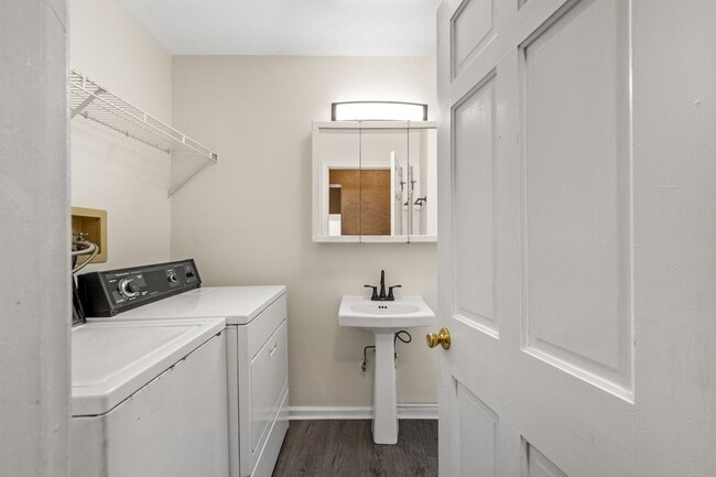 Building Photo - Stunning 3 bedroom home in South Side avai...