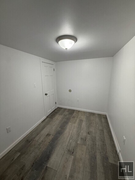 Building Photo - 92-49-92-75 75th St