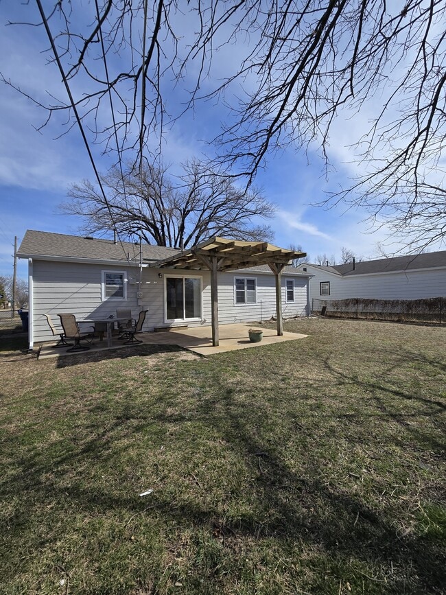 Building Photo - 333 N Colby Ave