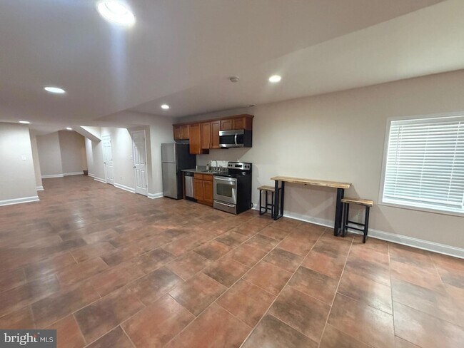 Building Photo - 728 18th St S