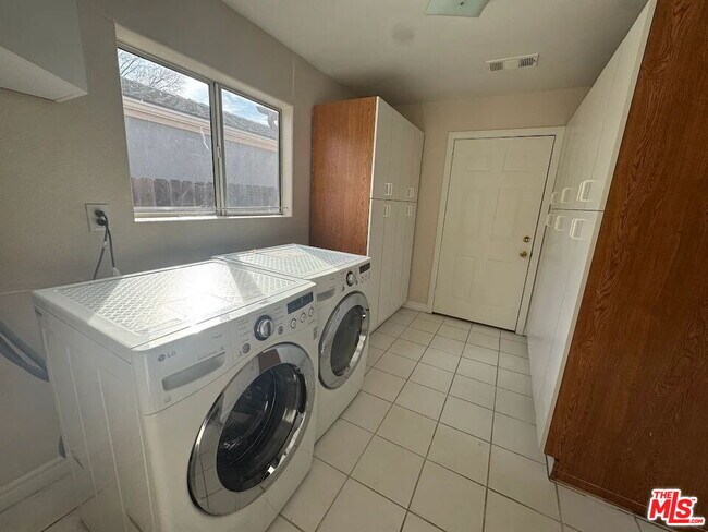 Building Photo - 2629 Meguiar Dr