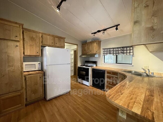 Building Photo - 9384 Lott Rd