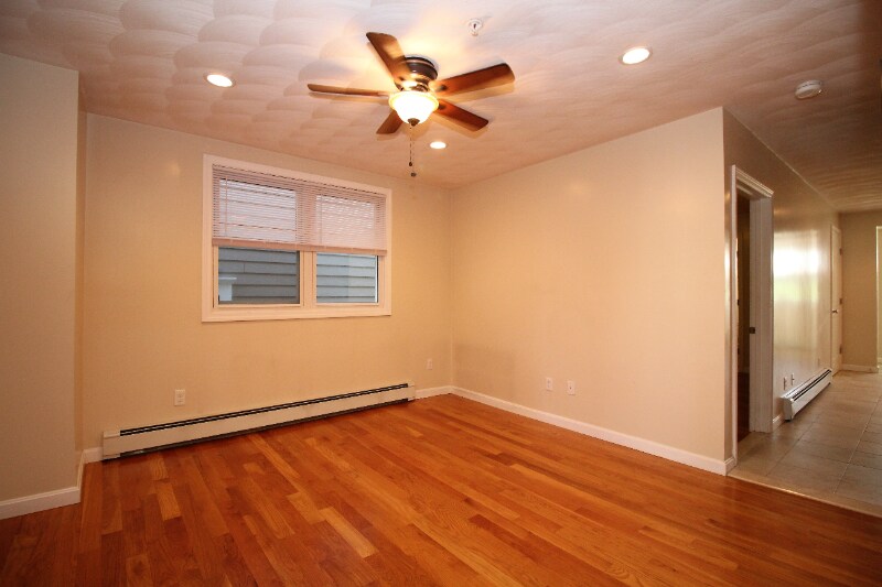 Building Photo - 136 Chelsea St
