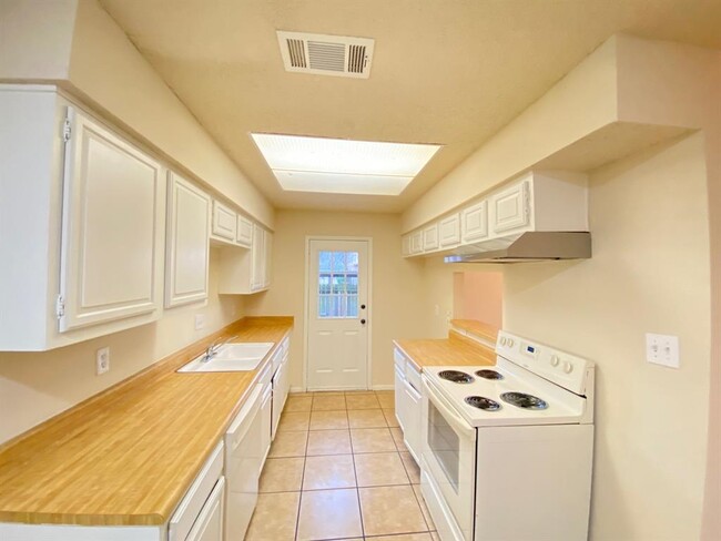 Building Photo - 7700 Creekbend Dr