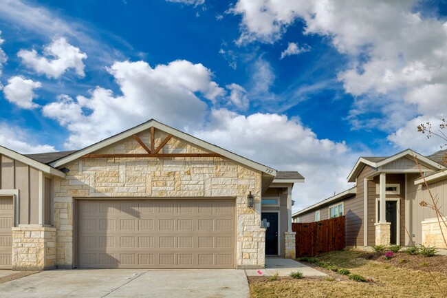 Building Photo - GORGEOUS 3 BEDROOM DUPLEX LOCATED IN MIDLO...