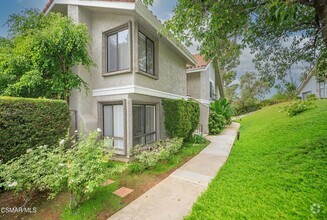 Building Photo - 925 Thistlegate Rd