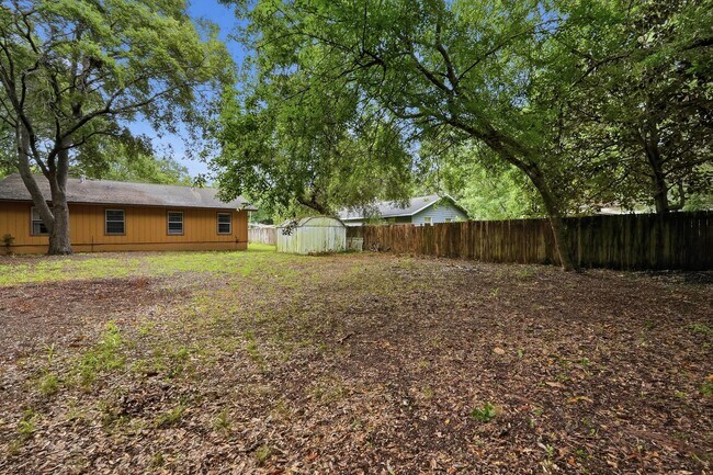 Building Photo - Prime Niceville Location!