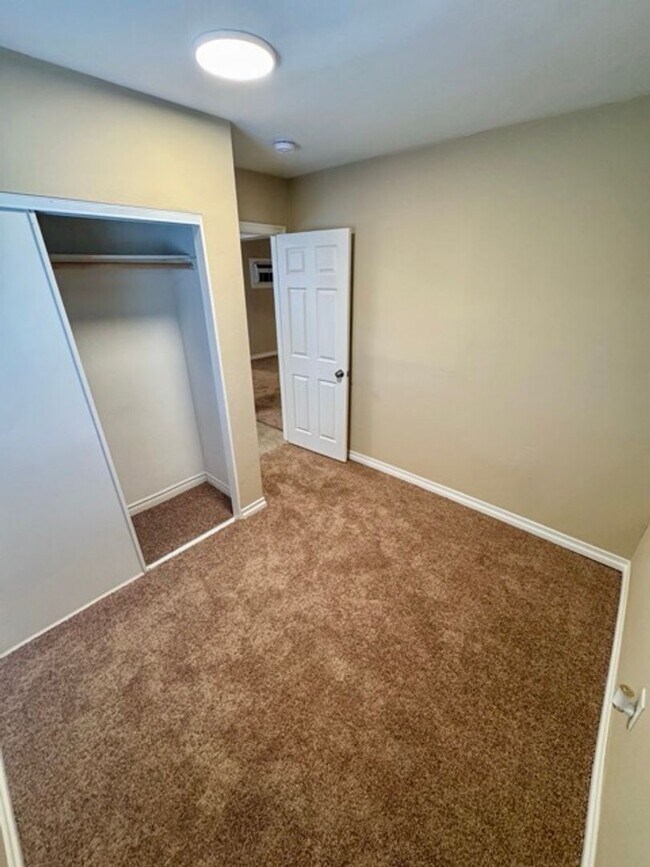 Building Photo - Charming 2 Bed 2 Bath Duplex Home on Large...