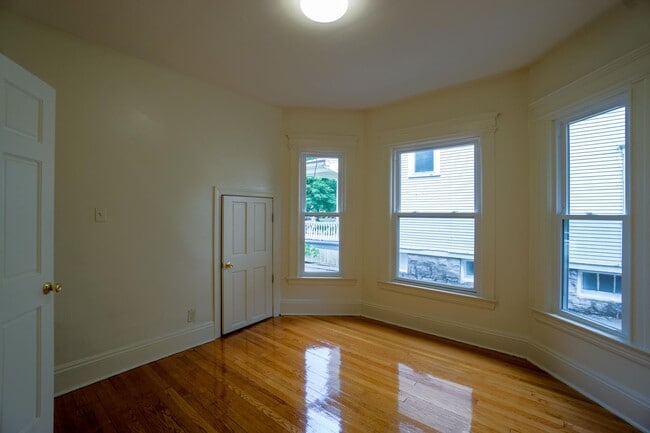 Building Photo - 833 Sumner Ave