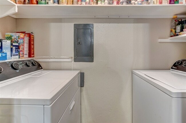 Building Photo - Spacious 2 bedroom 1 bathroom Condo with L...