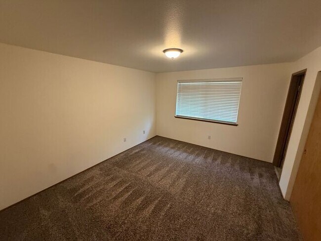 Building Photo - Puyallup 2 PLUS bedroom, 2 bath Large dupl...