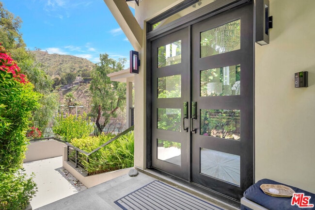 Building Photo - 3859 Rambla Pacifico St
