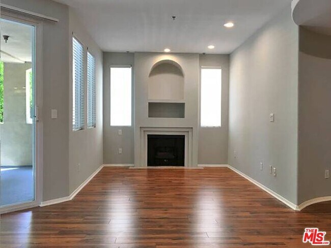 Building Photo - 12712 Moorpark St