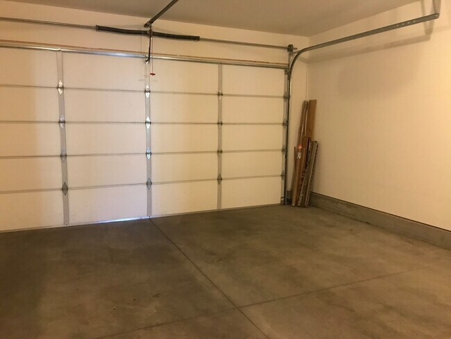 Building Photo - Beautiful NE Bend home, includes office an...
