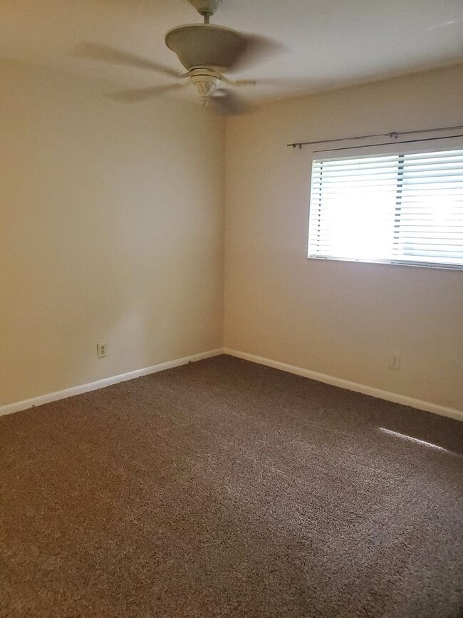 Building Photo - **Available NOW** 2 Bedroom/ 2 Bath Condo close to Truman and Coffee Bluff Marina- community Pool!