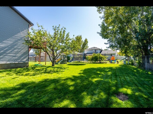Building Photo - 1243 1870 N