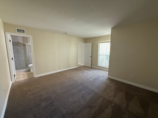 Building Photo - Must see !! 3 Bedroom Condo for Lease with a 1 Car Garage