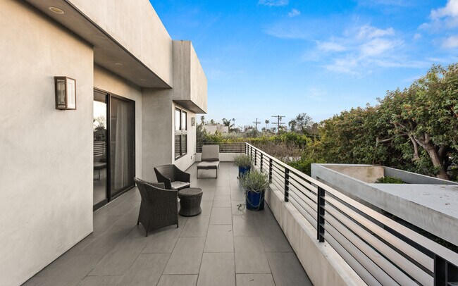 Building Photo - 623 N Edinburgh Ave