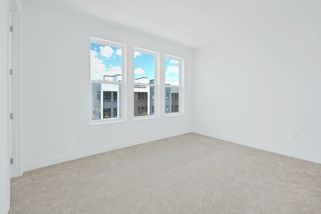 Building Photo - Brand New Luxury Town Home