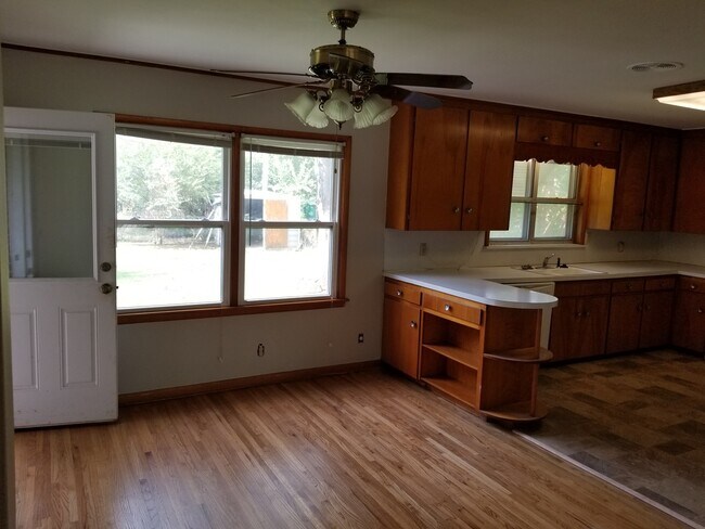 Building Photo - Midtown bungalow, beautiful hard wood floors, lots of natural light.
