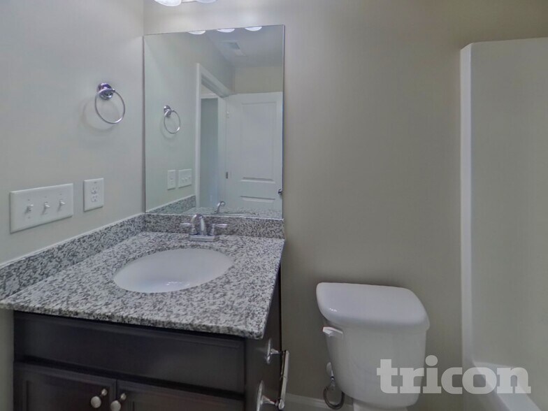 Building Photo - 474 Finch Ln