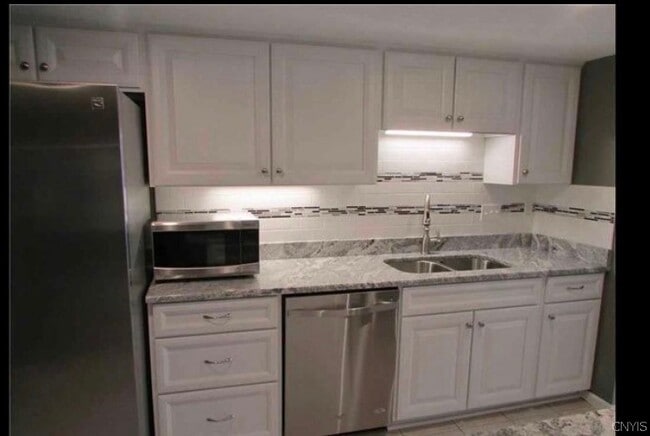 Building Photo - 372 Summerhaven Dr N