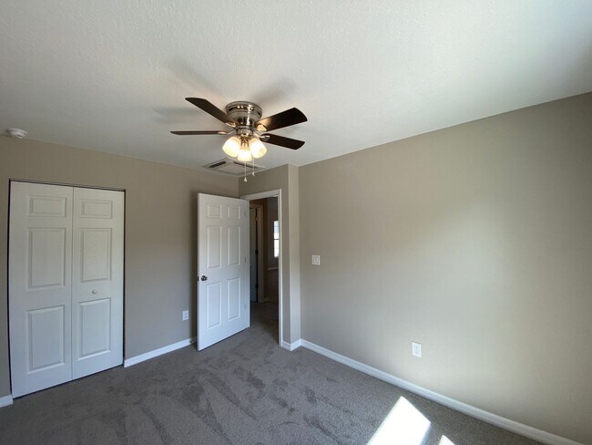 Building Photo - Desirable SE Ocala Neighborhood 3/2/2 *WON'T LAST*