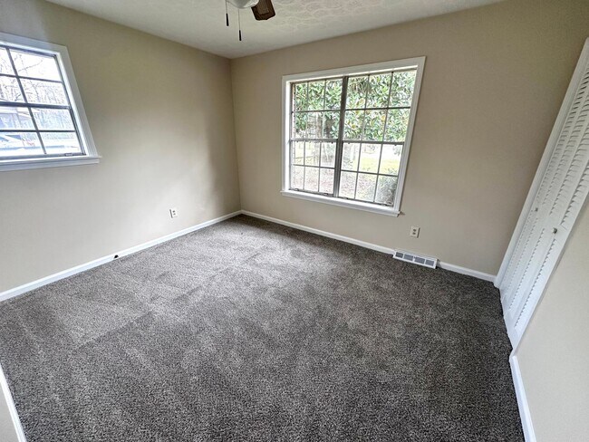 Building Photo - 3 Bedrooms, 2 Bathroom - House in North Rome!