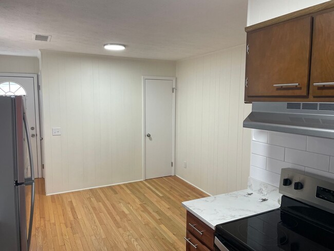 Building Photo - 3 Bedroom 2 Bathroom Home in Kingsport, TN