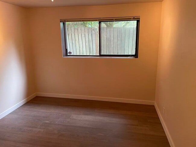 Building Photo - Charming 3 Bedroom/1 bath house in Wedgwoo...