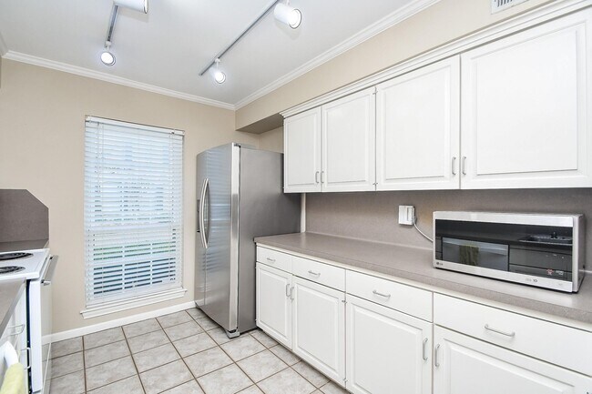 Building Photo - 6354 Del Monte Dr