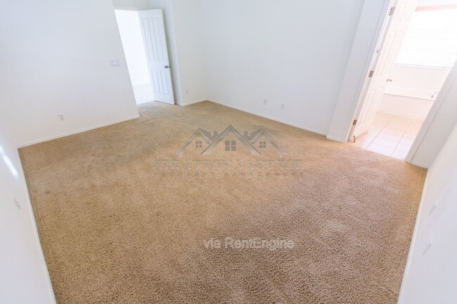 Building Photo - 945 E Blue Spruce Ln