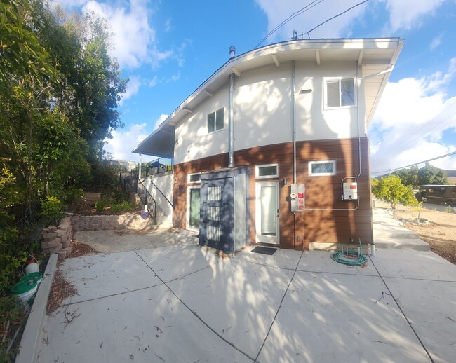 Building Photo - Large house near Poly!!