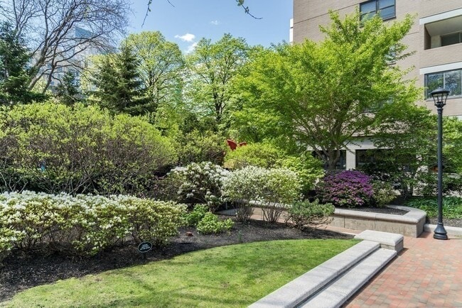 Building Photo - 6 Whittier Pl