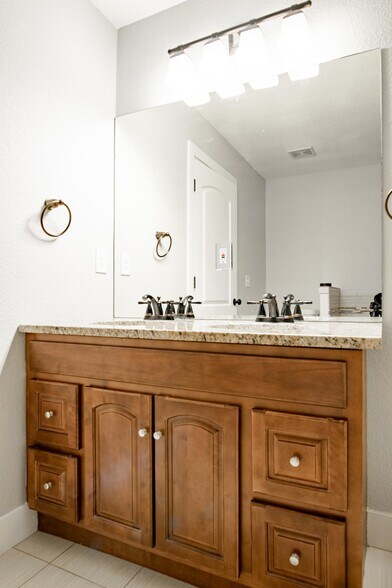 Building Photo - Polished Jefferson Park home with big fron...