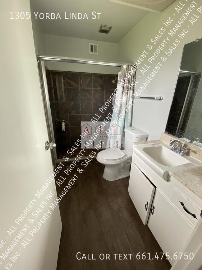 Building Photo - 1305 Yorba Linda St