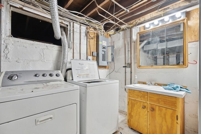 Building Photo - 503 Iowa St