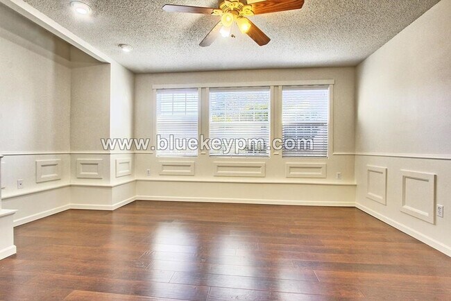 Building Photo - 3 Bed, 2.5 Baths Home with Family Room and Office in Mt. Vista