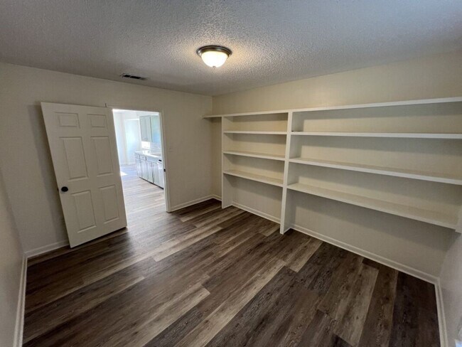 Building Photo - Newly renovated Single-Family Home in Shenandoah Estates Subdivision!