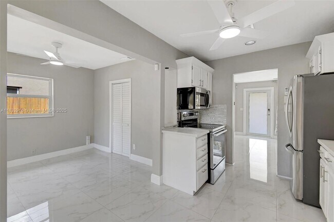 Building Photo - 320 NW 51st Ct
