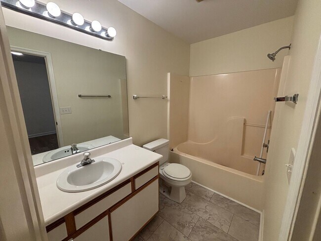 Building Photo - 3 Bed 3 Bath Garage Apartment Home