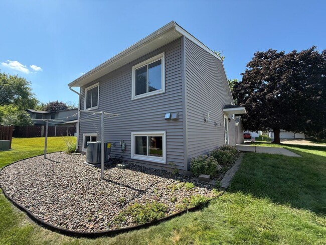 Building Photo - Woodbury 3 Bed 2 Bath Single Family Home