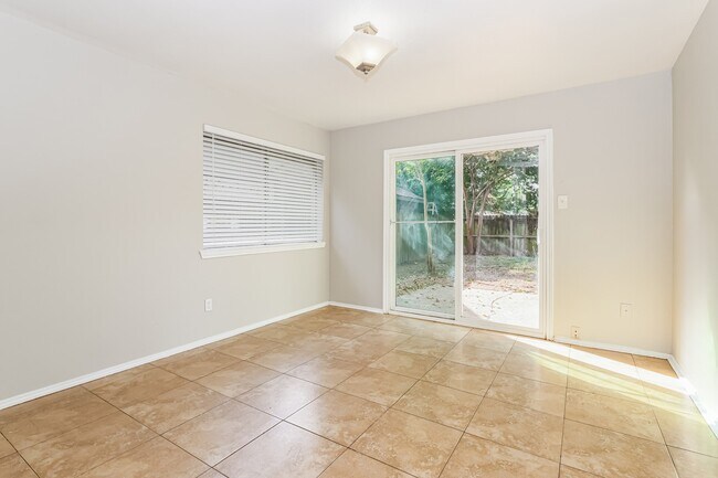 Building Photo - 2322 Piddler Dr