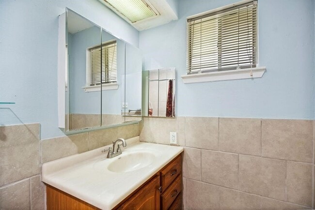 Building Photo - 9718 Shady Tree Ln